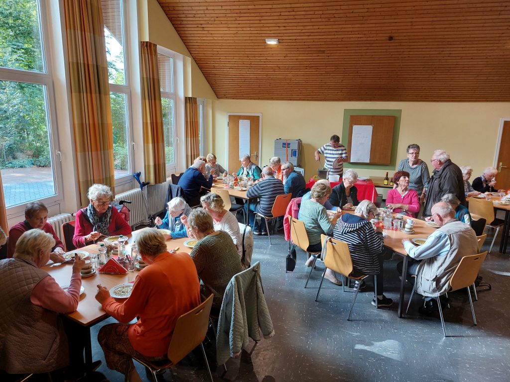 Das aktuelle Bild hat keinen Alternativtext. Der Dateiname ist: Gaeste-DRK-Suppenkueche-scaled.jpg