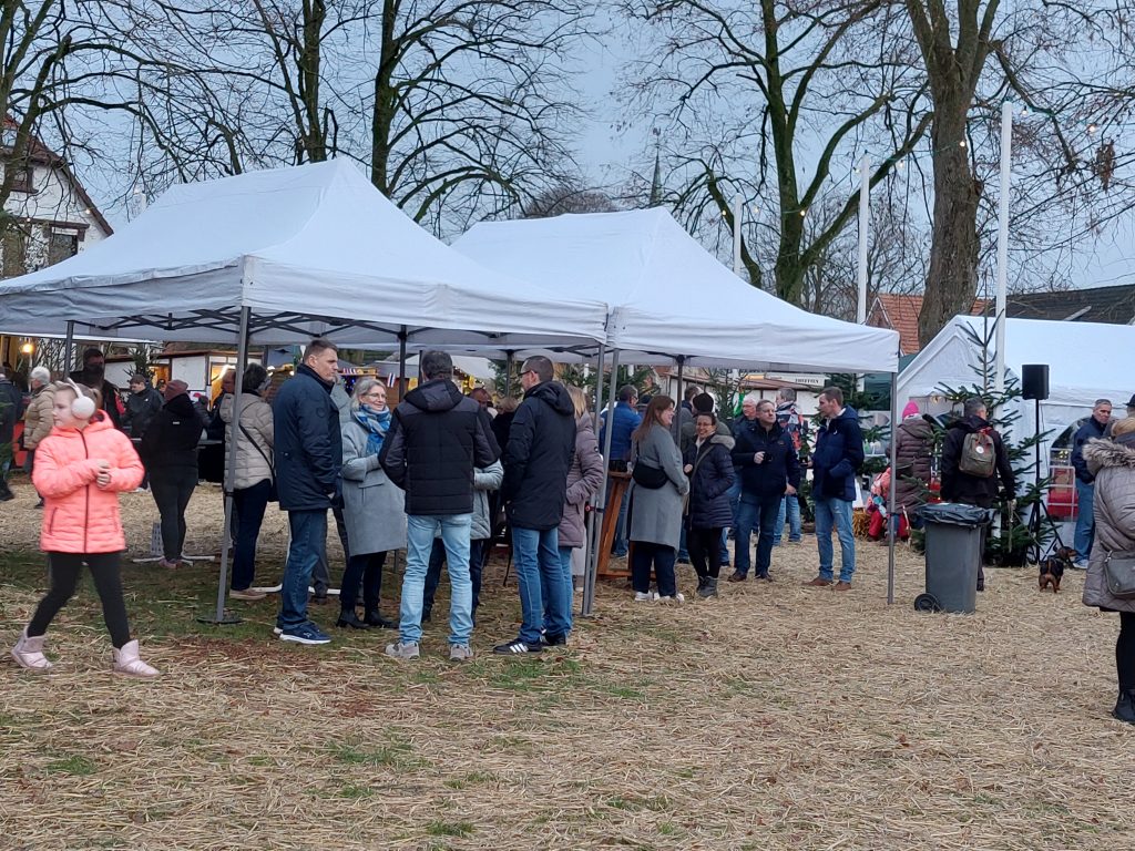 Das aktuelle Bild hat keinen Alternativtext. Der Dateiname ist: Gluehwein-in-grosser-Runde-scaled.jpg