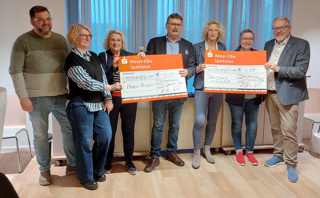 Das aktuelle Bild hat keinen Alternativtext. Der Dateiname ist: Spendenuebergabe-DRK-scaled.jpg