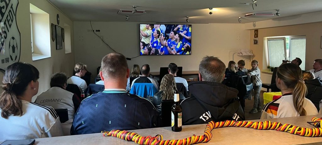Das aktuelle Bild hat keinen Alternativtext. Der Dateiname ist: WM-Uebertragung.jpg