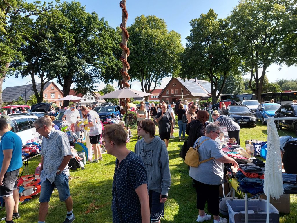 Das aktuelle Bild hat keinen Alternativtext. Der Dateiname ist: Flohmarkt-Debstedt.jpg