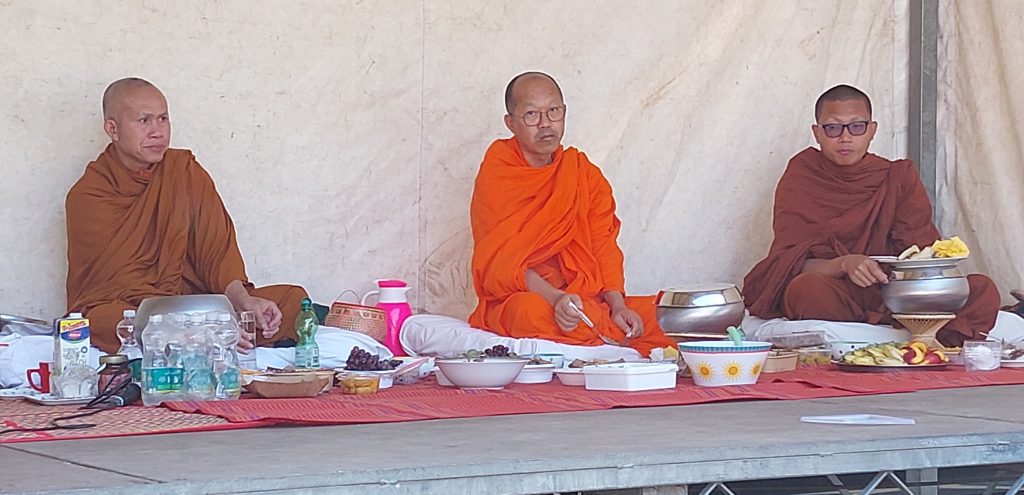 Das aktuelle Bild hat keinen Alternativtext. Der Dateiname ist: Moenche-Thai-Fest-scaled.jpg